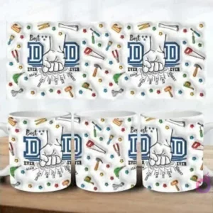 Representación de la plantilla de sublimación plana con el diseño repetido de 'Best DAD EVER' y manitos, junto a tres tazas blancas sublimadas mostrando el diseño completo alrededor de la circunferencia, sobre una superficie de madera.