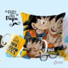Tazas y cojín de sublimación con diseño de Goku padre e hijo para el Día del Padre, fondo celeste con la frase 'Feliz día Papá' y un bigote.