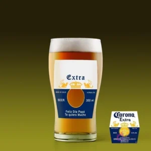 Vaso de cerveza tipo shopero con etiqueta 'Extra Feliz Día Papá Te quiero Mucho' y diseño minimalista estilo Corona Extra, fondo verde oscuro.