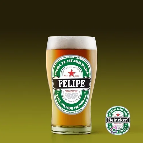 Vaso de cerveza con diseño personalizado 'Felipe Para el mejor Papá del Mundo Mundial' estilo Heineken, sobre fondo verde oscuro. Vaso de cerveza con diseño personalizado 'Felipe Para el mejor Papá del Mundo Mundial' estilo Heineken, sobre fondo verde oscuro.