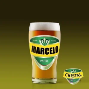 Shopero de cerveza con diseño personalizado 'Marcelo Padre' estilo Cerveza Cristal, sobre fondo verde oscuro.