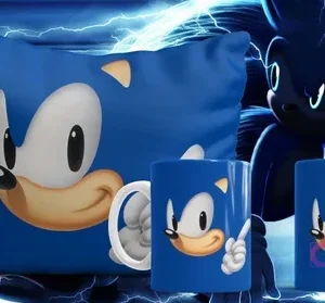 Plantilla sublimación cara de Sonic clásico en cojín y tazas, sobre fondo azul liso, fondo oscuro con rayos y Sonic sombrío.