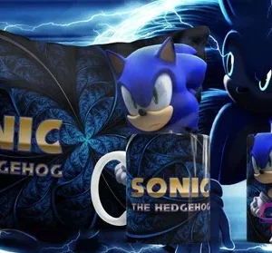 Plantilla sublimación Sonic The Hedgehog con texto dorado y fondo geométrico azul fractal en cojín y tazas, fondo oscuro con rayos.