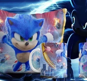 Plantilla sublimación Sonic de la Película (versión joven) en escena de batalla con rings y explosiones en cojín y tazas, fondo de ciudad y rayos.