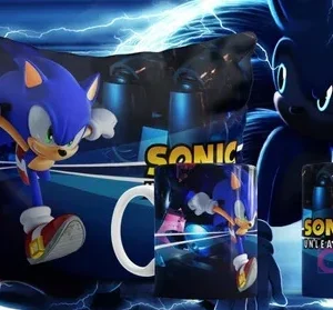 Plantilla sublimación Sonic Unleashed corriendo en cojín y tazas, con fondo azul abstracto y elementos futuristas, fondo oscuro con rayos.