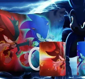 Plantilla sublimación Sonic y Shadow The Hedgehog en pose de combate con fondos contrastantes rojo y azul en cojín y tazas, fondo oscuro con rayos.
