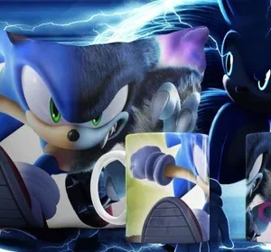 Plantilla sublimación Sonic Werehog con diseño texturizado peludo y garras en cojín y tazas, fondo verdoso abstracto y rayos.
