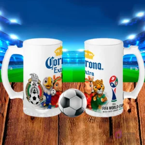 Par de tarros cerveceros blancos sublimados con diseños de cerveza Corona Extra y las mascotas del Mundial 2026, con fondo de estadio de fútbol iluminado y cancha verde