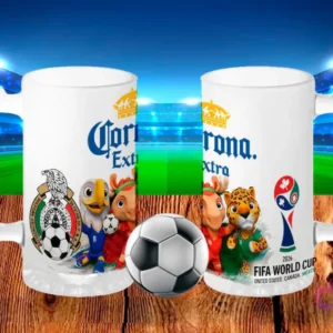 Par de tarros cerveceros blancos sublimados con diseños de cerveza Corona Extra y las mascotas del Mundial 2026, con fondo de estadio de fútbol iluminado y cancha verde