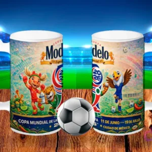 Dos tarros cerveceros blancos sublimados con diseños de cerveza Modelo Especial 'Copa Mundial de la FIFA 2026', presentando a las tres mascotas, sobre fondo de estadio