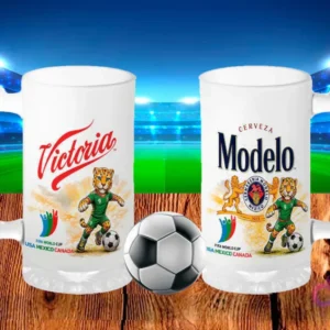Dos tarros cerveceros blancos sublimados con diseños de cerveza Victoria y Cerveza Modelo Especial, ambos con el jaguar mascota del Mundial 2026, sobre fondo de estadio