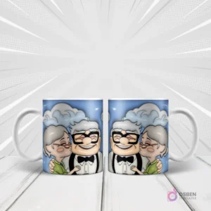 Dos mugs blancos con diseño de sublimación de Carl y Ellie (Up, versiones mayores) en un fondo de cielo azul con nubes, ella besándolo.