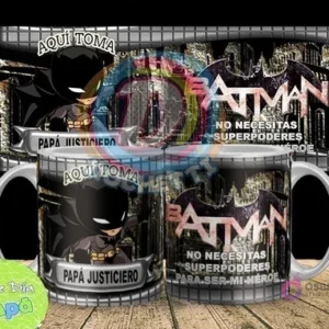 Mockup de dos tazas sublimadas con diseño de Batman, una dice 'Aquí Toma Papá Justiciero' y la otra 'Batman No Necesitas Superpoderes Para Ser Mi Héroe'. El fondo oscuro con texturas metálicas de Gotham y una pancarta superior complementa el diseño.