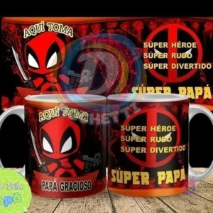 Mockup de dos tazas sublimadas con diseño de Deadpool, una dice 'Aquí Toma Papá Gracioso' y la otra 'Súper Héroe Súper Rudo Súper Divertido Súper Papá'. El fondo rojo oscuro con patrones geométricos y una pancarta superior complementa el diseño.
