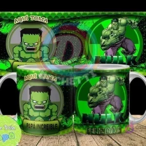 Mockup de dos tazas sublimadas con diseño de Hulk, una dice 'Aquí Toma Papá Increíble' y la otra 'Hulk Feliz Día!!'. El fondo verde vibrante con efecto de energía y una pancarta superior complementa el diseño.