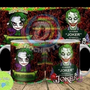 Mockup de dos tazas sublimadas con diseño del Joker, una dice 'Aquí Toma Papá Bromista' y la otra 'Joker Gotham City Police Department'. El fondo rojo anaranjado con patrones de risas y una pancarta superior complementa el diseño.