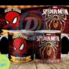 Mockup de dos tazas sublimadas con diseño de Spider-Man, una dice 'Spider-Dad' y la otra 'Feliz Día Papito', con un logo de Spider-Man. El fondo oscuro con texturas rojizas y una pancarta superior complementa el diseño.