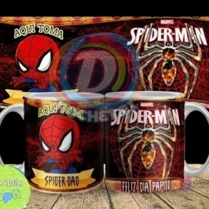 Mockup de dos tazas sublimadas con diseño de Spider-Man, una dice 'Spider-Dad' y la otra 'Feliz Día Papito', con un logo de Spider-Man. El fondo oscuro con texturas rojizas y una pancarta superior complementa el diseño.