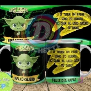 Mockup de dos tazas sublimadas con diseño de Yoda de Star Wars, una dice 'Aquí Toma El Mejor Papá Consejero' y la otra 'Feliz Día Papá' con una cita de Yoda. El fondo verde oscuro con patrón de estrellas y una pancarta superior complementa el diseño.