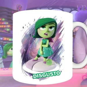 Plantilla de sublimación para taza con Disgusto de Intensamente 2, diseño PNG verde cruzada de brazos con expresión de desaprobación y fondo artístico púrpura brillante.