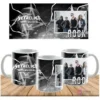 Plantilla de sublimación para taza con logo de Metallica 'Death Magnetic' y foto de la banda, mostrando el diseño plano y su aplicación en una taza blanca en un ambiente de madera.