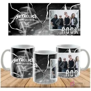 Plantilla de sublimación para taza con logo de Metallica 'Death Magnetic' y foto de la banda, mostrando el diseño plano y su aplicación en una taza blanca en un ambiente de madera.