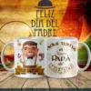 Mockup de taza sublimada Día del Padre con diseño de 'Papá Barman' preparando cócteles, y el texto 'Aquí toma el Mejor Papá del Mundo'.