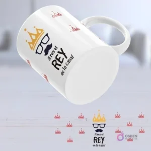 Taza sublimada flotando con diseño '¡Eres el REY de la Casa!' y un icono de corona con lentes y bigote.