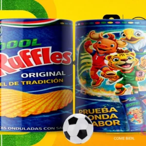 Par de tazas blancas sublimadas con diseños de Ruffles Original 'El de Tradición' y las mascotas del Mundial 2026, con un fondo amarillo que simula un campo de fútbol