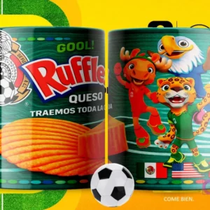 Par de tazas blancas sublimadas con diseños de Ruffles Queso 'Traemos toda la papa' y las mascotas del Mundial 2026, con un fondo amarillo que simula un campo de fútbol