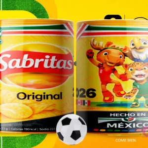 Dos tazas blancas sublimadas con diseños de Sabritas Original y las mascotas del Mundial 2026, con un fondo amarillo que simula un campo de fútbol y una pelota en primer plano