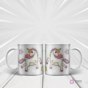 Dos mugs blancos mostrando un diseño de sublimación de un unicornio blanco con crin y cola de arcoíris, rodeado de estrellas coloridas.
