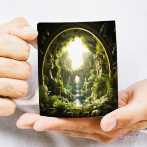 Mug con diseño 3D de un antiguo arco de piedra cubierto de musgo que se abre a un bosque iluminado, sostenido por manos.