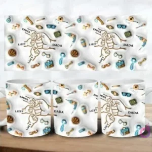 Vista de una plantilla de sublimación completa y tres tazas mostrando el diseño de puños familiares con nombres como Emma, Lizzy y Dada.