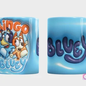 Plantilla 3D de taza con Bluey y Bingo de la serie Bluey, fondo azul claro texturizado, vista frontal con ambos personajes y trasera con el nombre 'Bluey'.