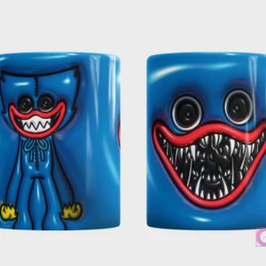 Plantilla 3D de taza con Huggy Wuggy de Poppy Playtime, fondo azul texturizado, vista frontal de cuerpo completo y trasera con su rostro aterrador y dientes afilados.