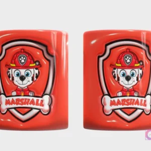 Plantilla 3D de taza con Marshall de Paw Patrol, fondo rojo brillante texturizado, vista frontal del cachorro bombero dentro de un escudo y trasera con su nombre 'Marshall'.
