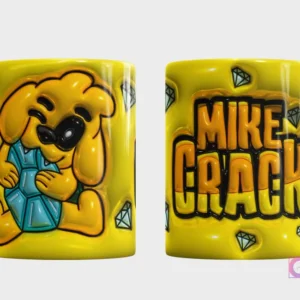 Plantilla 3D de taza con el personaje Mikecrack, fondo amarillo brillante texturizado con diamantes, vista frontal del personaje y trasera con el logo 'Mikecrack'.