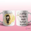Mug mockup con diseño de abogada caricaturizada de cabello oscuro con traje negro, sosteniendo balanza de la justicia, sobre fondo abstracto dorado y frase 'La flor que nos defiende siempre lucha por la justicia'.