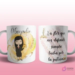 Mug mockup con diseño de abogada caricaturizada de cabello oscuro con traje negro, sosteniendo balanza de la justicia, sobre fondo abstracto dorado y frase 'La flor que nos defiende siempre lucha por la justicia'.