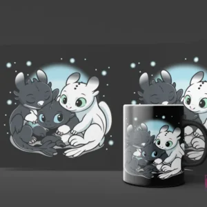Diseño de bebés Chimuelo, Furia Nocturna y Furia Luminosa abrazados tiernamente sobre un fondo azul claro, en un mockup de taza con reflejos blancos.