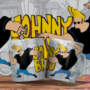Dos tazas blancas con diseño de Johnny Bravo con gafas de sol, brazos cruzados y el nombre Johnny Bravo en amarillo. Fondo de siluetas grises de Johnny Bravo.