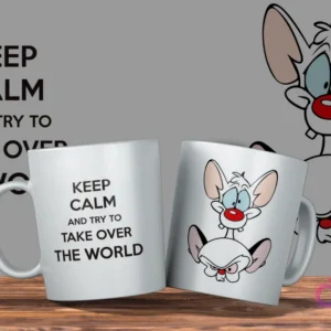 Dos tazas blancas, una con el texto 'KEEP CALM AND TRY TO TAKE OVER THE WORLD' y la otra con los personajes Pinky y Cerebro de caricatura apilados. Fondo gris.