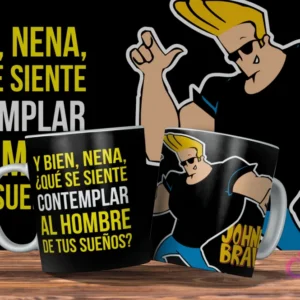 Dos tazas negras con diseño de Johnny Bravo. Una taza con Johnny Bravo y la frase 'Y bien, nena, ¿qué se siente contemplar al hombre de tus sueños?' La otra con Johnny Bravo posando. Fondo negro con detalles amarillos.
