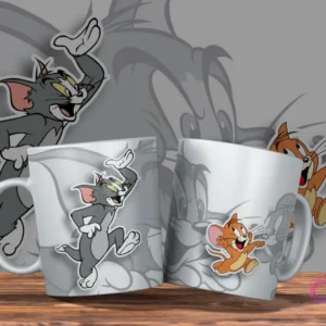 Dos tazas blancas con diseño de Tom y Jerry. Una con Tom furioso, la otra con Jerry corriendo. Fondo con siluetas grises de los personajes.