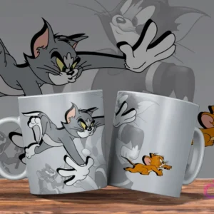 Dos tazas blancas con diseño de Tom y Jerry. Una con Tom saltando, la otra con Jerry corriendo. Fondo con siluetas grises.