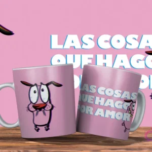 Dos tazas rosas con diseño de Coraje el Perro Cobarde. Una con la cara de Coraje asustado, la otra con la frase 'LAS COSAS QUE HAGO POR AMOR'. Fondo rosa.