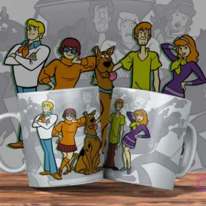 Dos tazas blancas con diseño de Scooby Doo y la pandilla misterio. Shaggy, Scooby, Vilma, Daphne y Fred posando. Fondo con siluetas grises de los personajes.