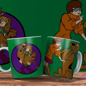 Dos tazas verdes con diseño de Scooby Doo. Una con Shaggy y Scooby abrazados, la otra con Vilma y Scooby. Fondo verde.