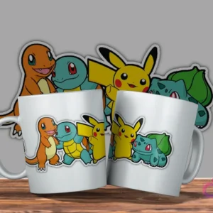 Dos tazas blancas con diseño de Pokémon. Una con Charmander y Squirtle, la otra con Pikachu y Bulbasaur. Fondo gris con siluetas de Pokémon.